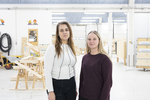 Tømrerlærlingene Mette og Julie: Vores kollegaer ser os som ligeværdige
