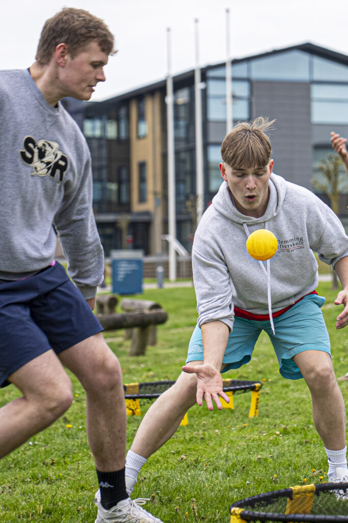 Spikeball foran teknisk akademi efter skoletid