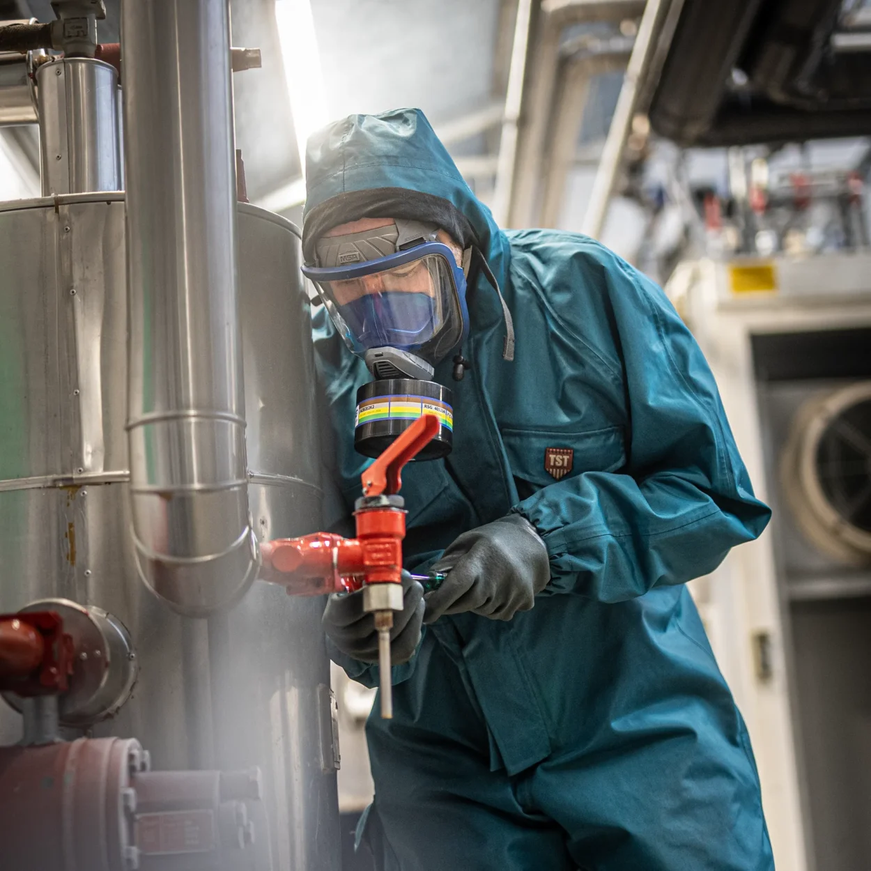 Elev-i-ammoniakanlaegget-tapper-koelevaeske-af-anlaegget-aspect-ratio-1250-1250