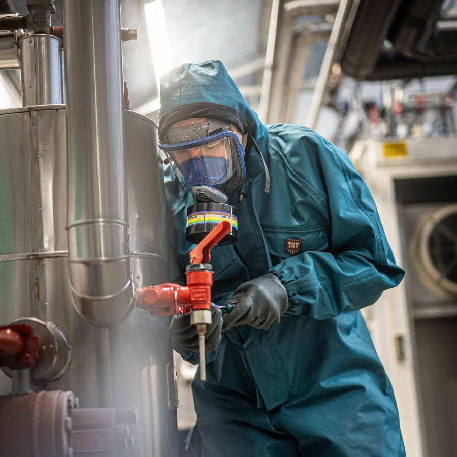 Elev-i-ammoniakanlaegget-tapper-koelevaeske-af-anlaegget-aspect-ratio-900-900