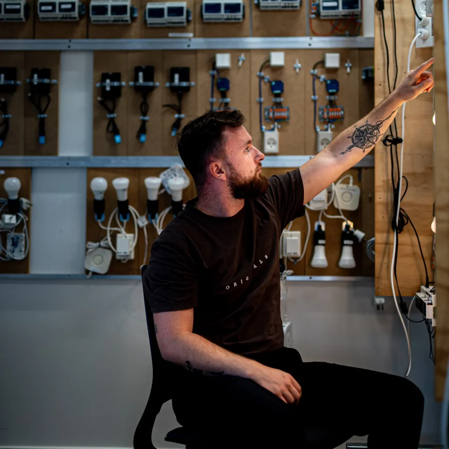 Ellaerling-der-arbejder-med-smart-home-aspect-ratio-900-900