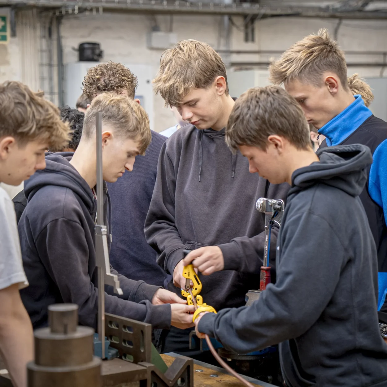 GF1-elever-arbjeder-i-koelevaerkstedet-aspect-ratio-1250-1250