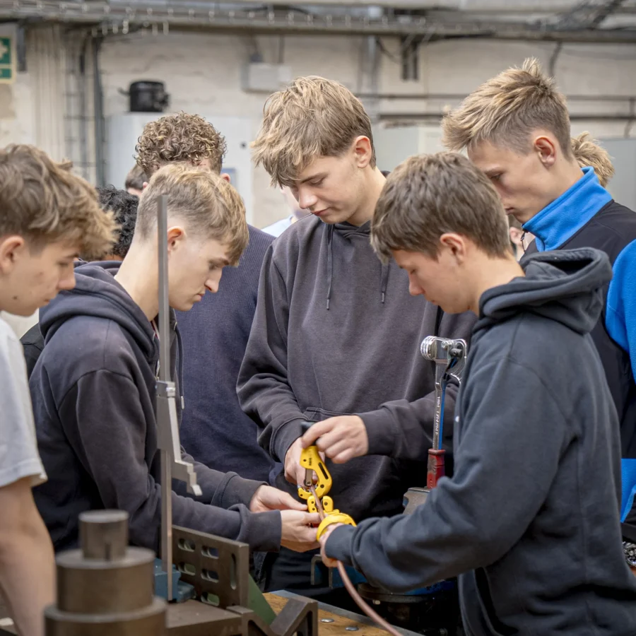 GF1-elever-arbjeder-i-koelevaerkstedet-aspect-ratio-900-900