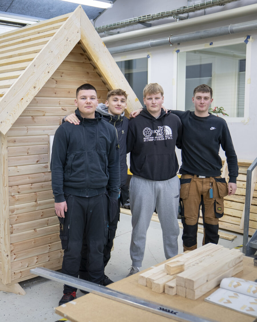 GF1-elever-i-toemrerafdelingen-foran-legehus-aspect-ratio-900-1125