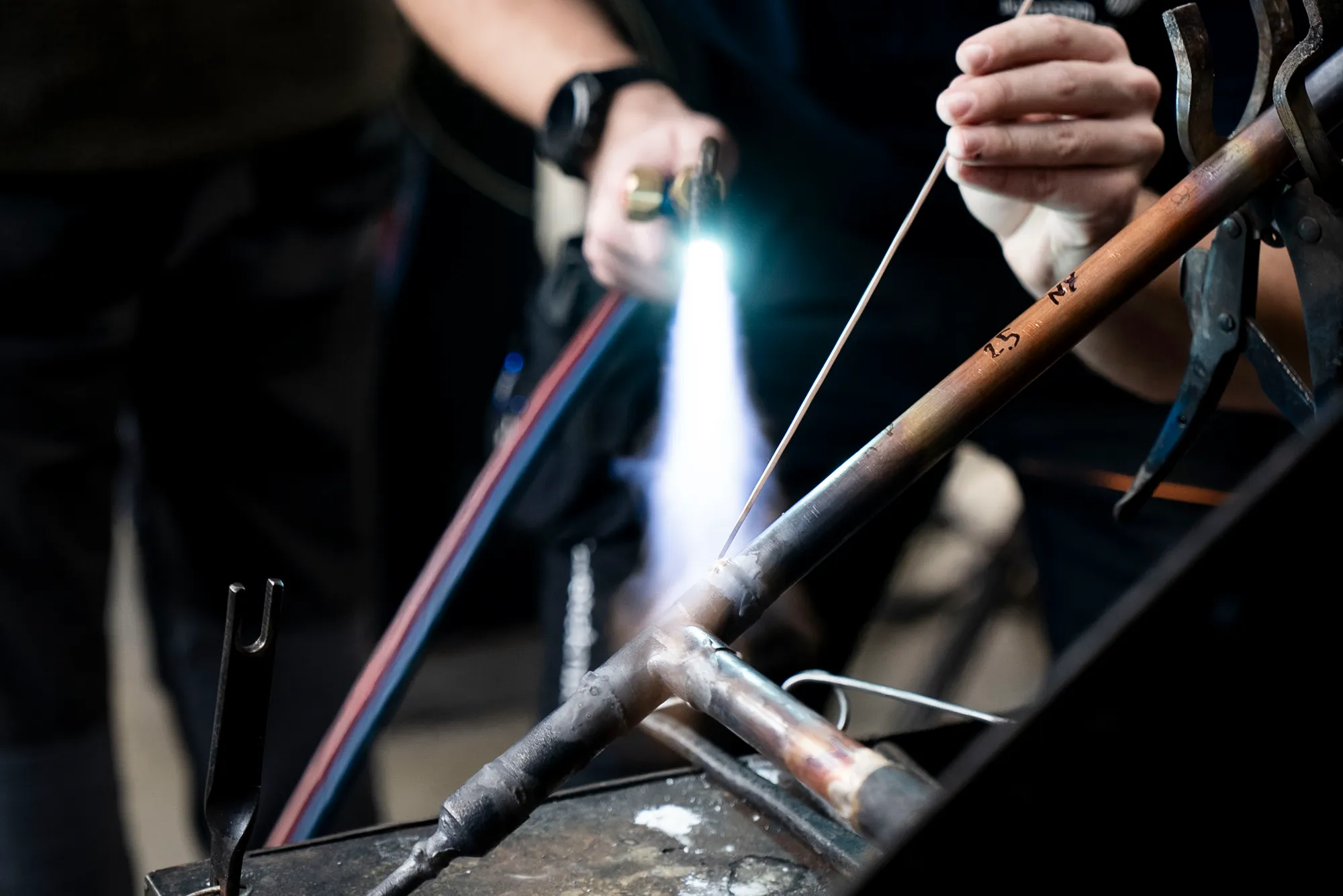 Kursist udfører hårdlodning i køleafdelingen