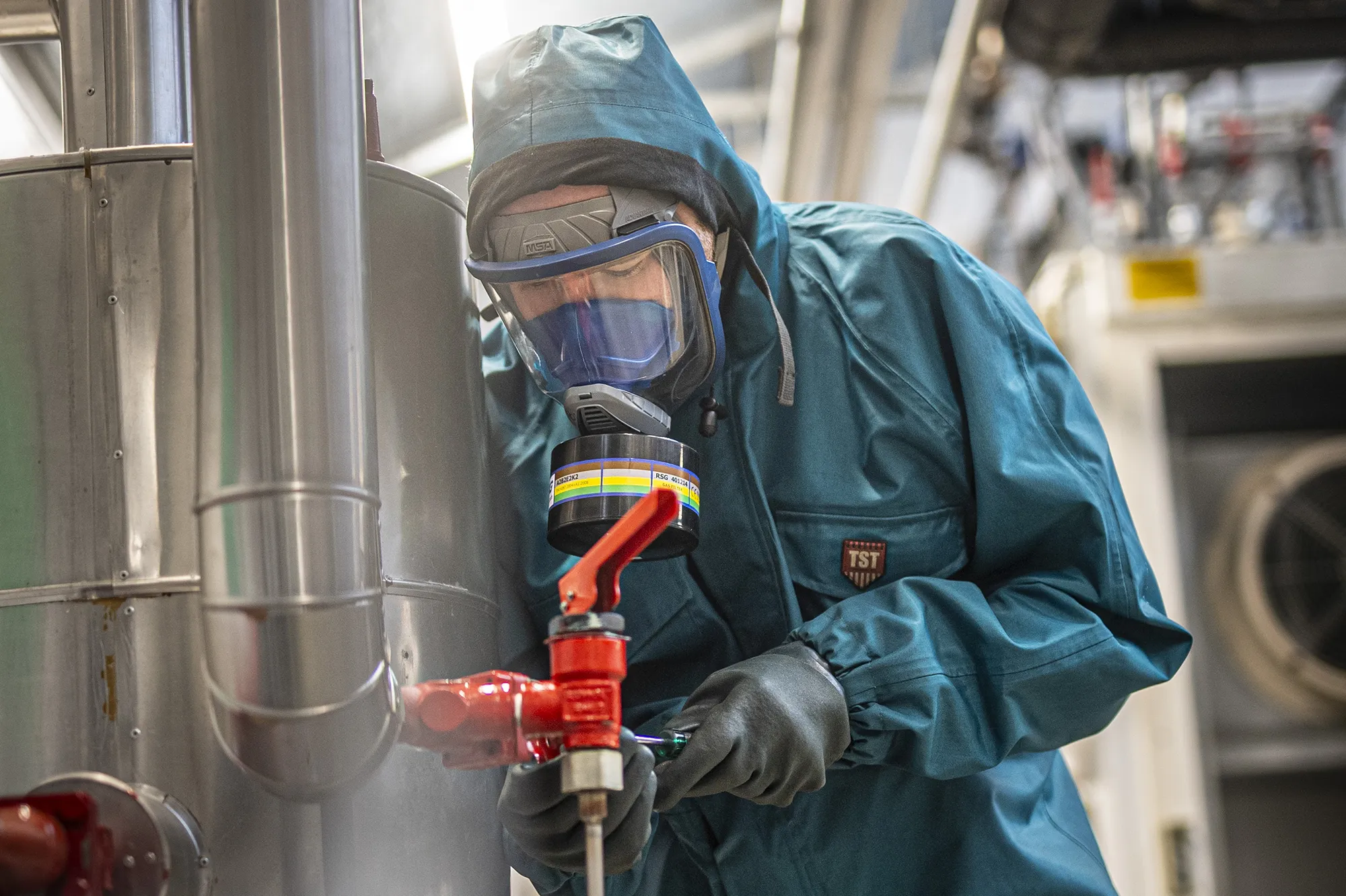 En elev sørger for drift af ammoniak anlæg i køleafdelingen