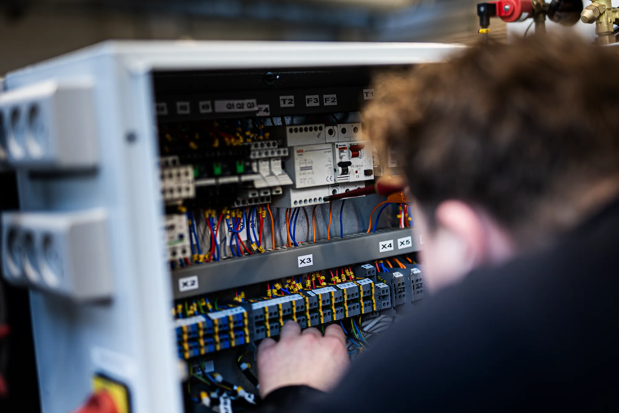 elev arbejder i et elskab i forbindelse med faget dokumentation, styring og automatik