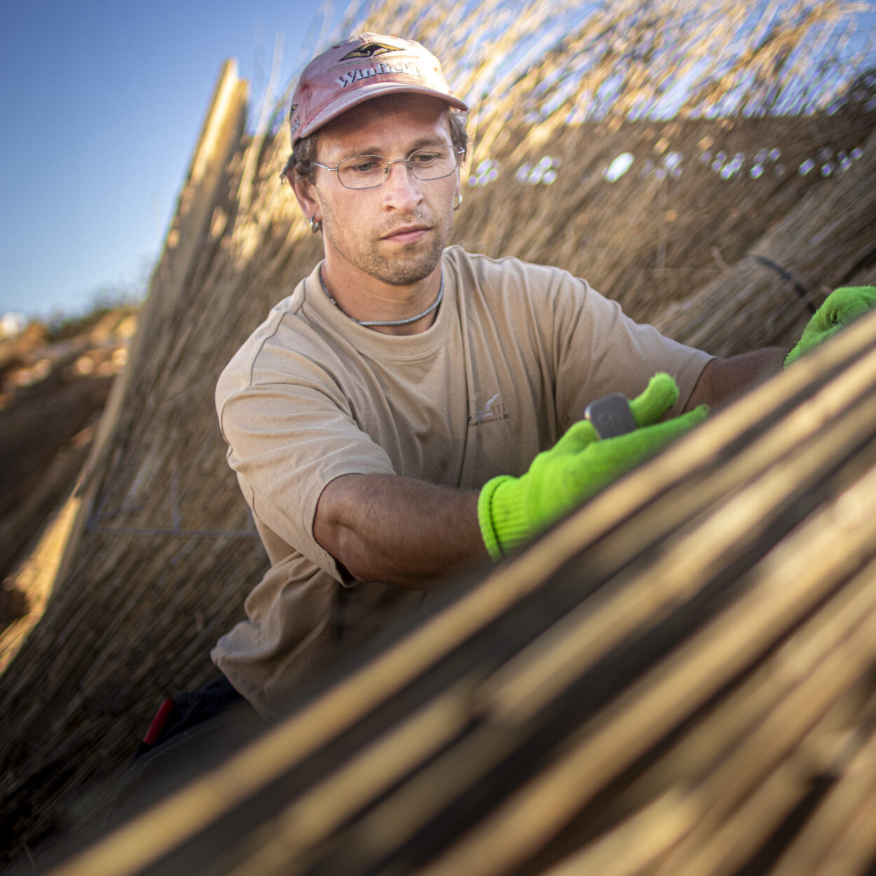 taekkemand-paa-tag-med-straa-aspect-ratio-1250-1250