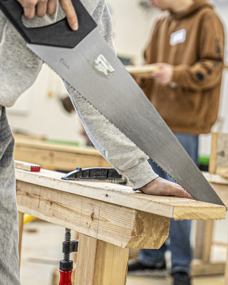 Brobygger-saver-i-toemrerafdelingen-aspect-ratio-900-1125