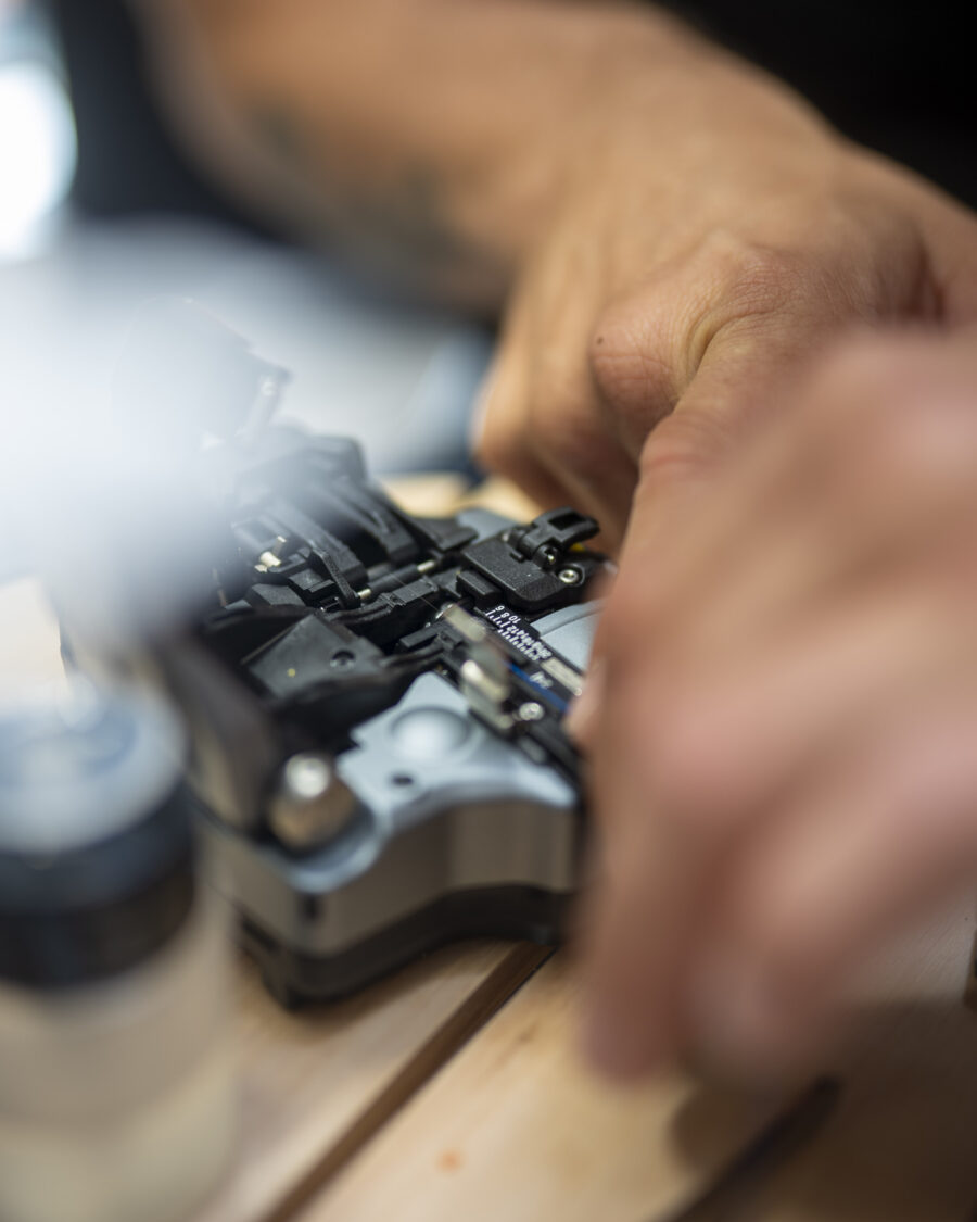 Detaljebillede-af-elnetvaerk-med-fiberkabel-aspect-ratio-900-1125