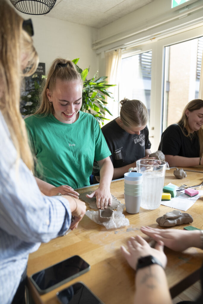 Elever, der laver keramik i forstclass på DJH