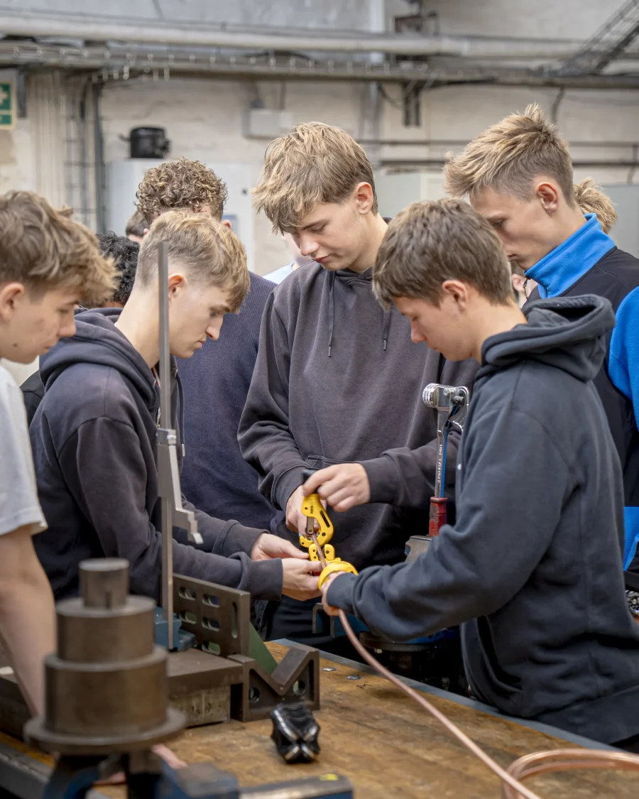 GF1-elever-arbjeder-i-koelevaerkstedet-aspect-ratio-900-1125