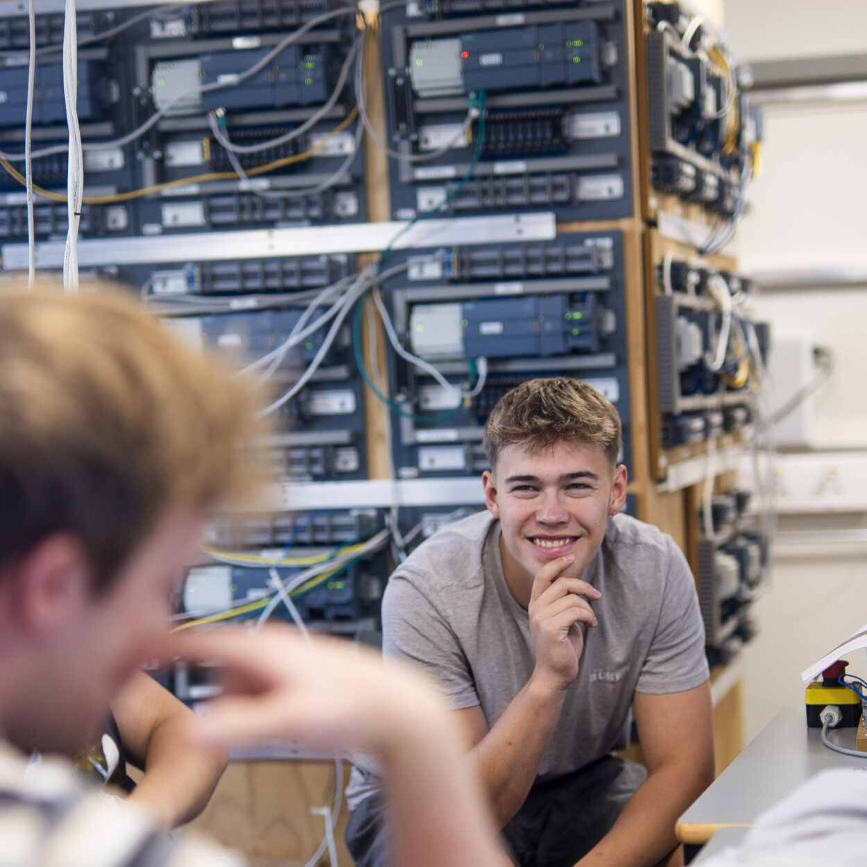 Glade-elever-paa-automationsmodul-aspect-ratio-1250-1250