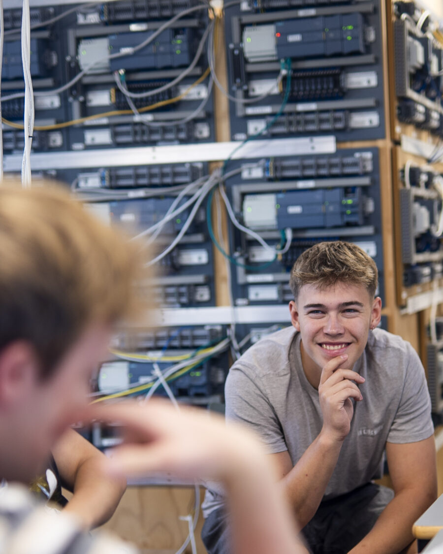 Glade-elever-paa-automationsmodul-aspect-ratio-900-1125