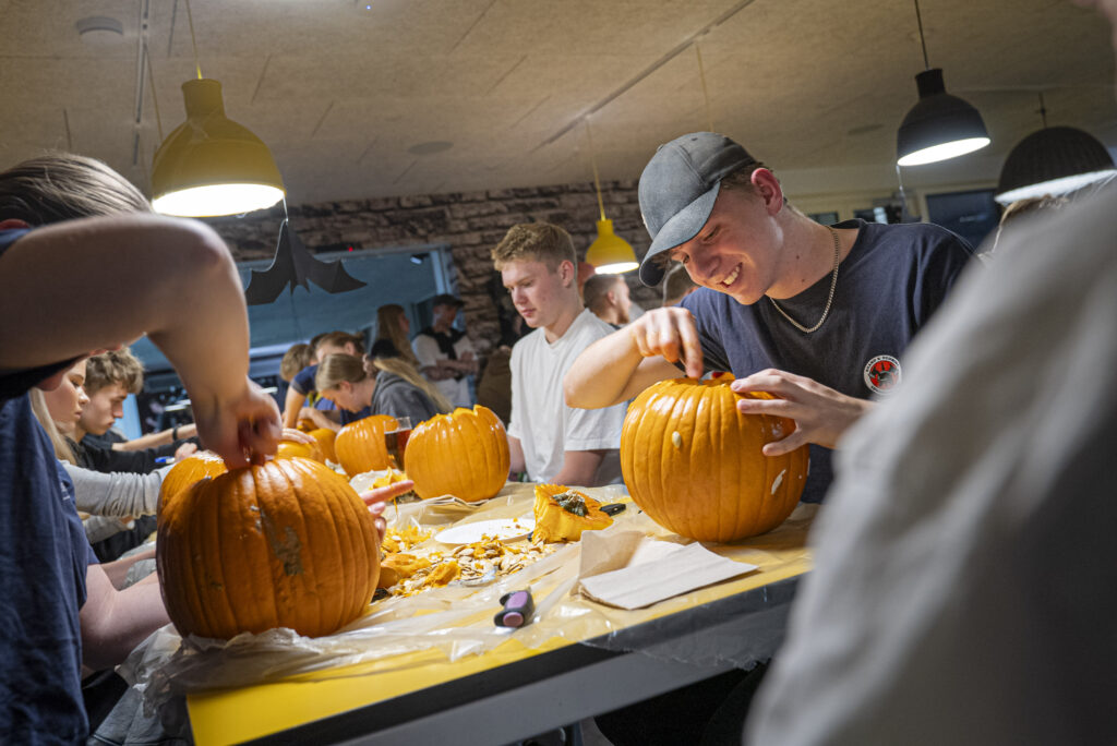 Halloween på DJH medgræskarudskæring i cafeen