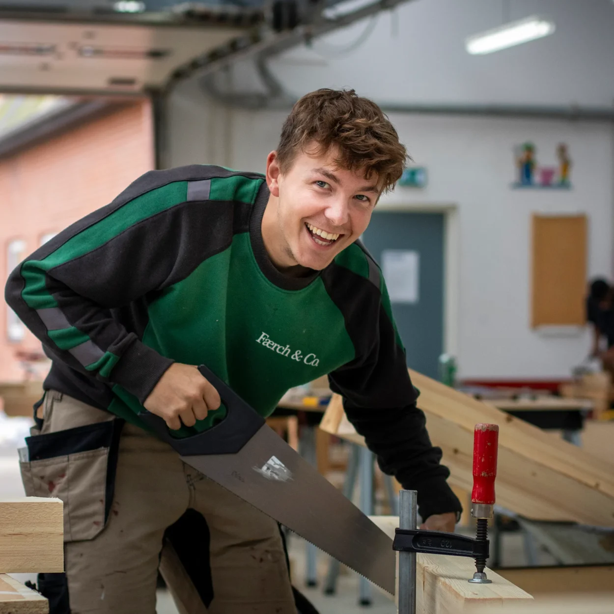 Malte-som-er-toemrer-staar-paa-GF2-og-saver-i-sin-opgave-kopier-aspect-ratio-1250-1250