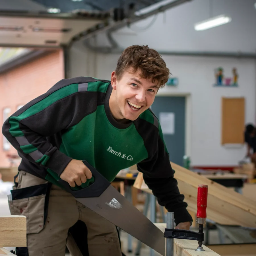 Malte-som-er-toemrer-staar-paa-GF2-og-saver-i-sin-opgave-kopier-aspect-ratio-900-900