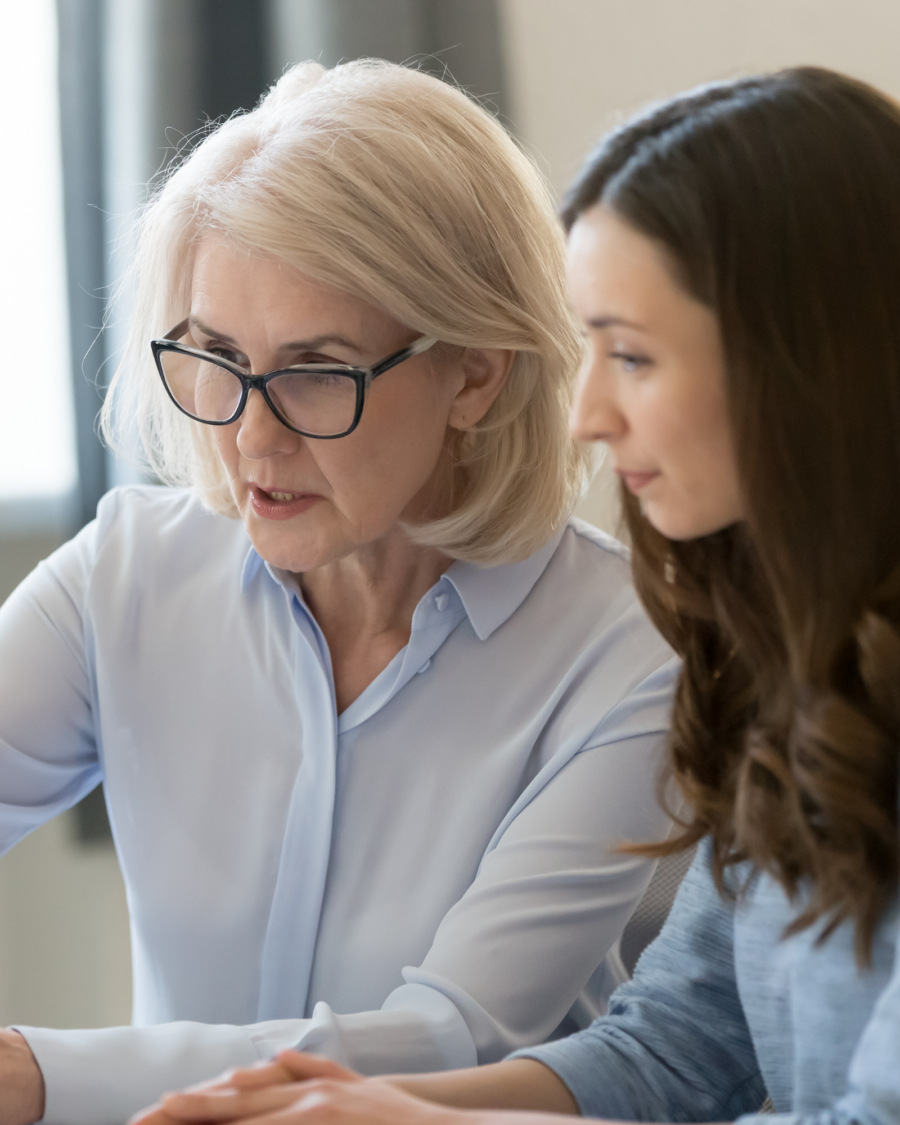 Studievejleder-hjaelper-elev-aspect-ratio-900-1125