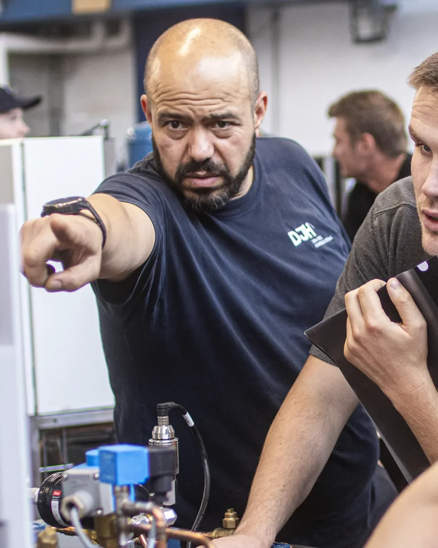 Undervisning-paa-et-CO2-anlaeg-i-koeleafdelingen-aspect-ratio-900-1125