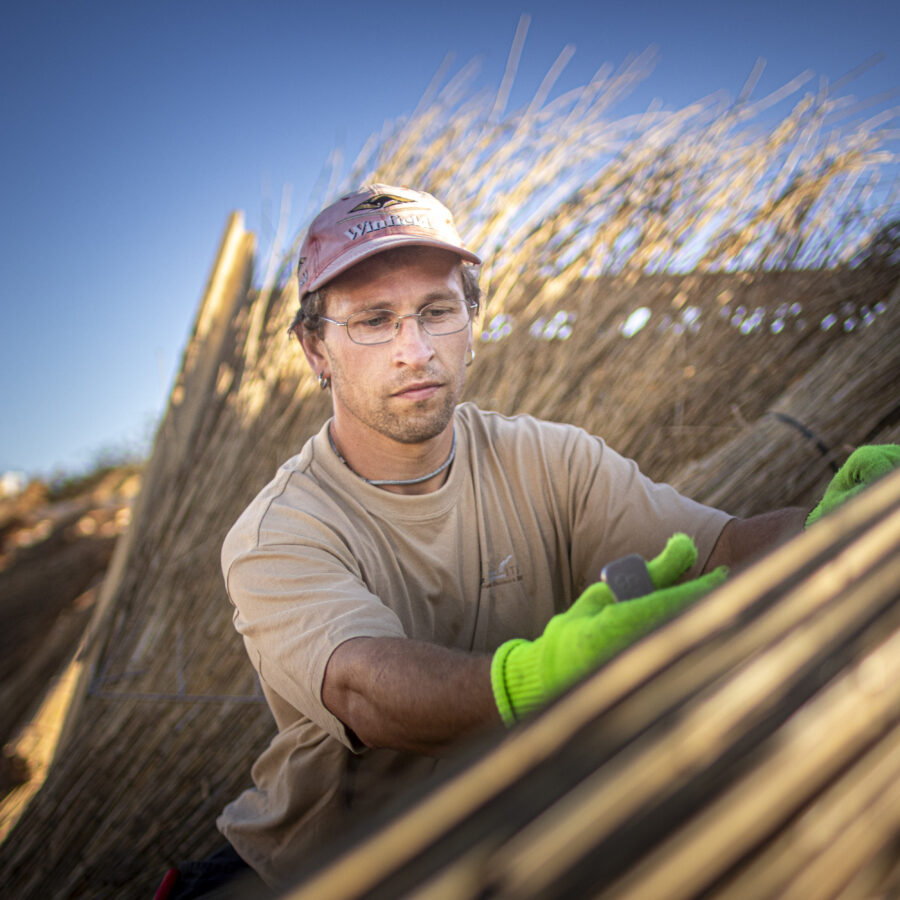 taekkemand-paa-tag-med-straa-aspect-ratio-900-900