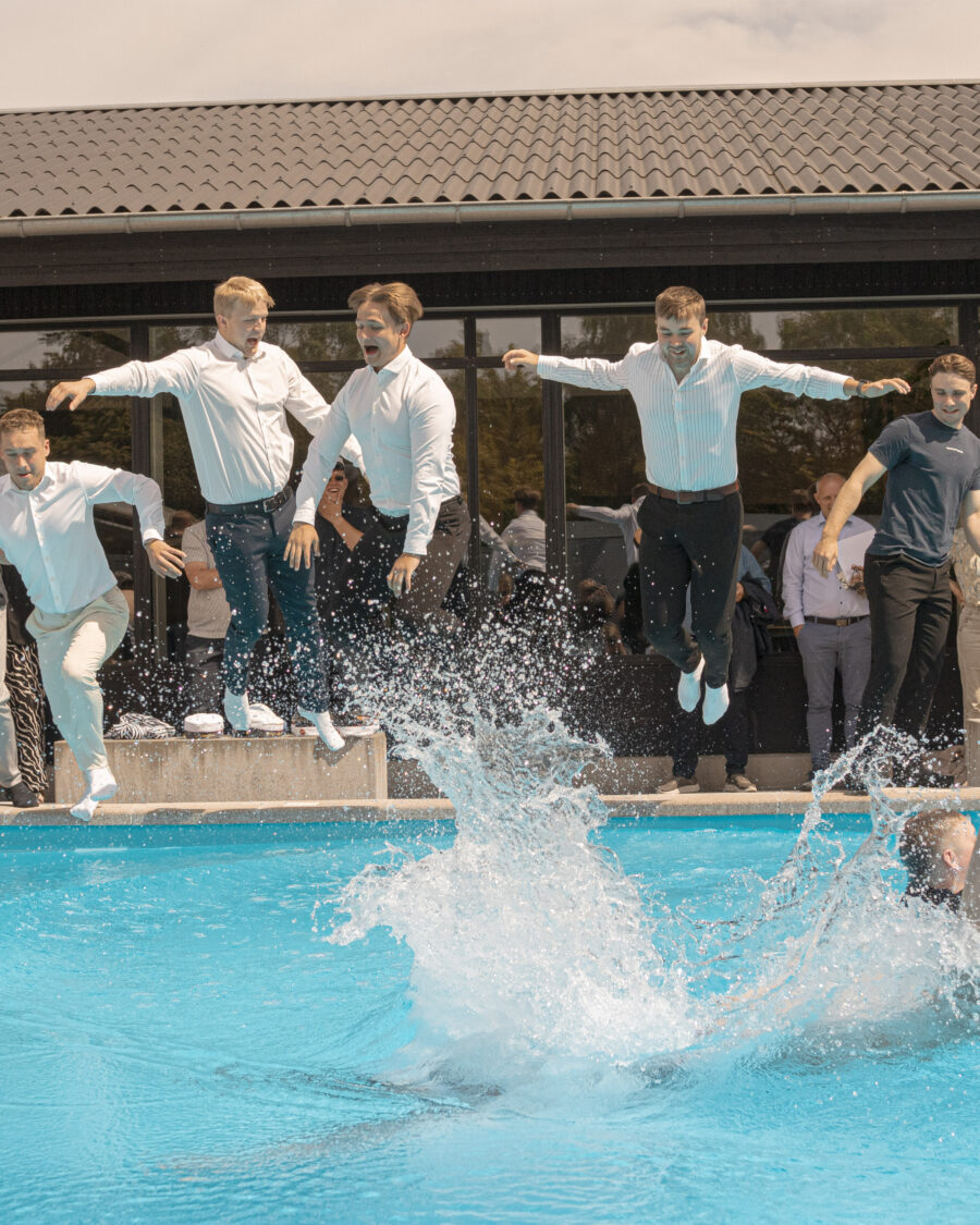EUX-udlaerte-elever-springer-i-poolen-efter-12-i-svendeproeve-aspect-ratio-900-1125