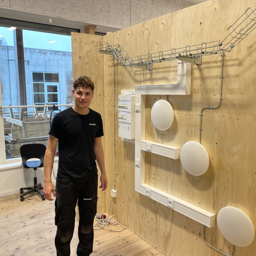 Elektrikerlaerling-Johannes-Hjort-Viuff-Lund-aspect-ratio-900-900