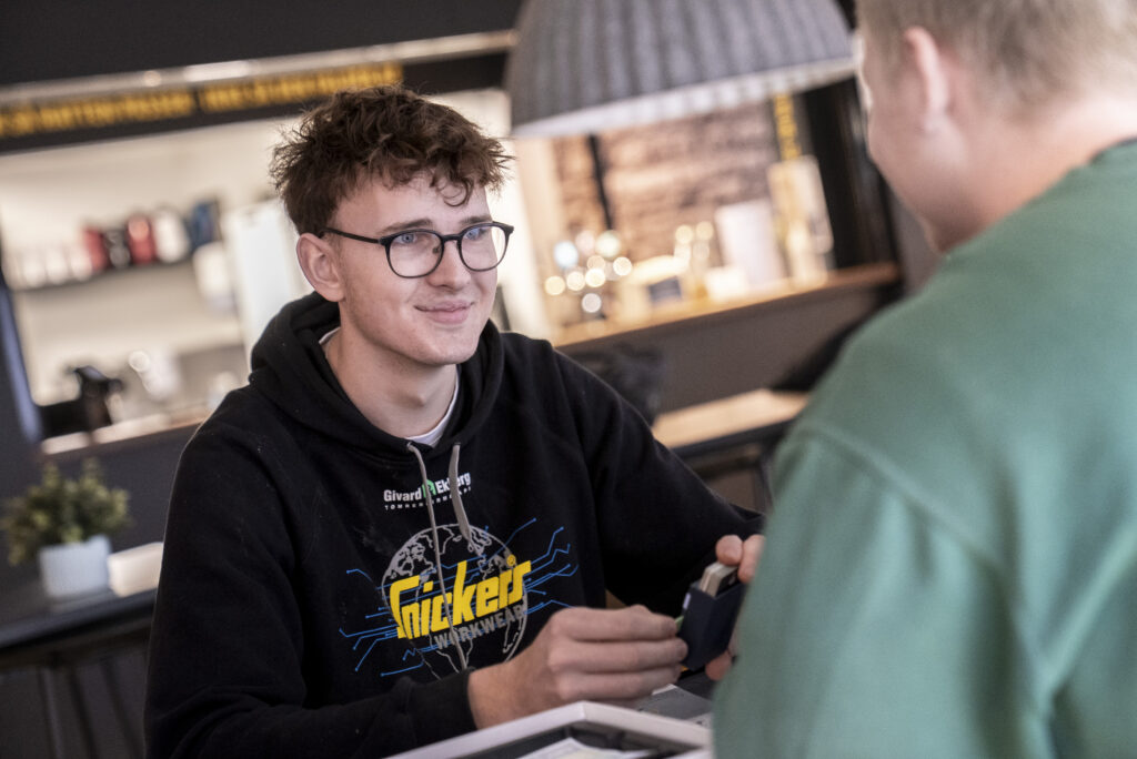 Elever der spiller i caféen