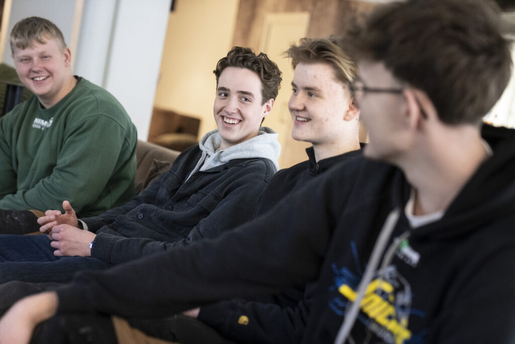 Elever ser storskærm i caféen