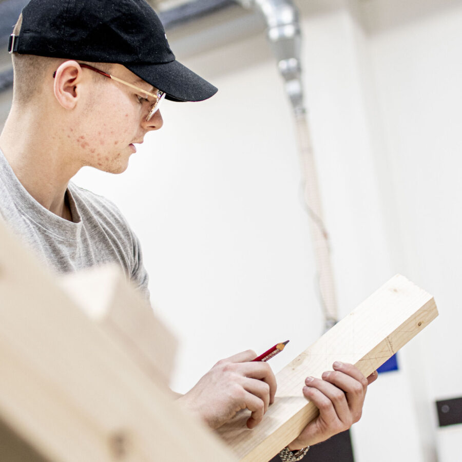 Laerling-i-toemrerafdelingen-aspect-ratio-900-900