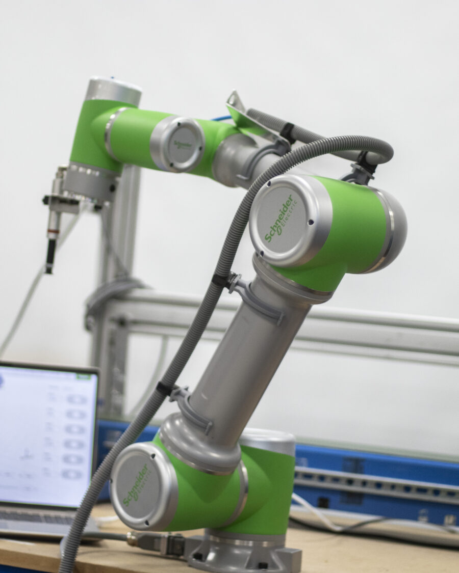 Schneider-Electric-robotarm-aspect-ratio-900-1125